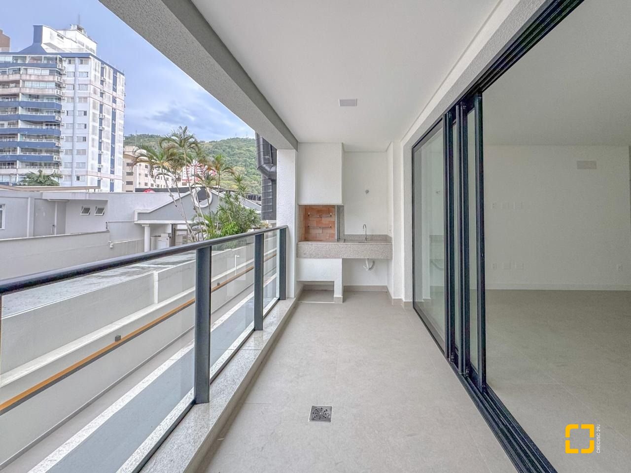 Apartamento com 107m², 4 quartos (sendo 1 suíte), 2 garagens, no bairro Centro em Florianópolis