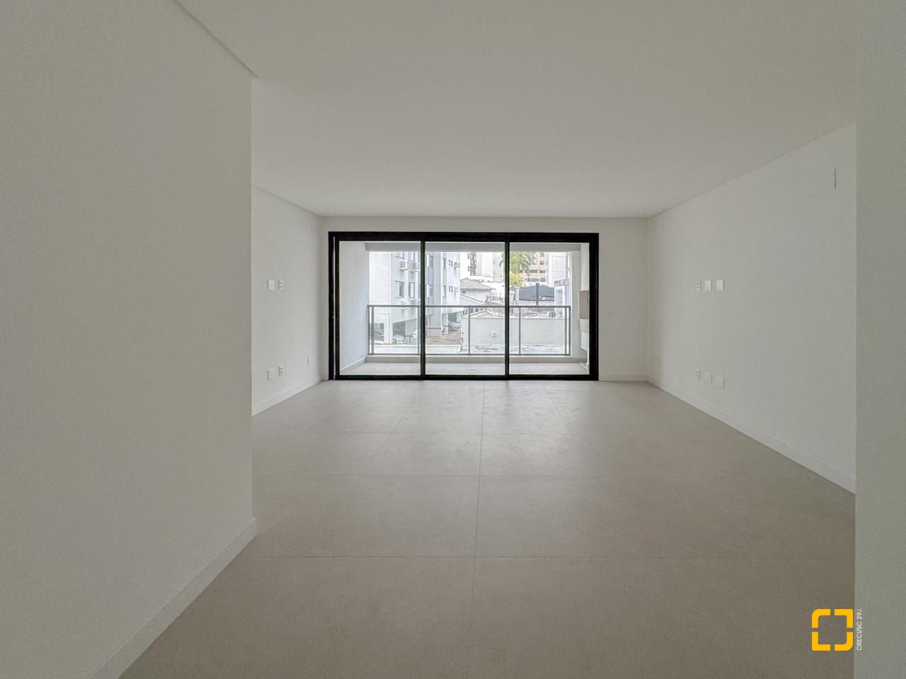 Apartamento com 107m², 4 quartos (sendo 1 suíte), 2 garagens, no bairro Centro em Florianópolis