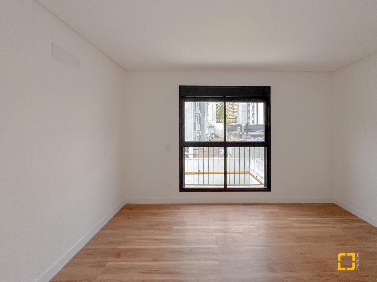 Apartamento com 107m², 4 quartos (sendo 1 suíte), 2 garagens, no bairro Centro em Florianópolis