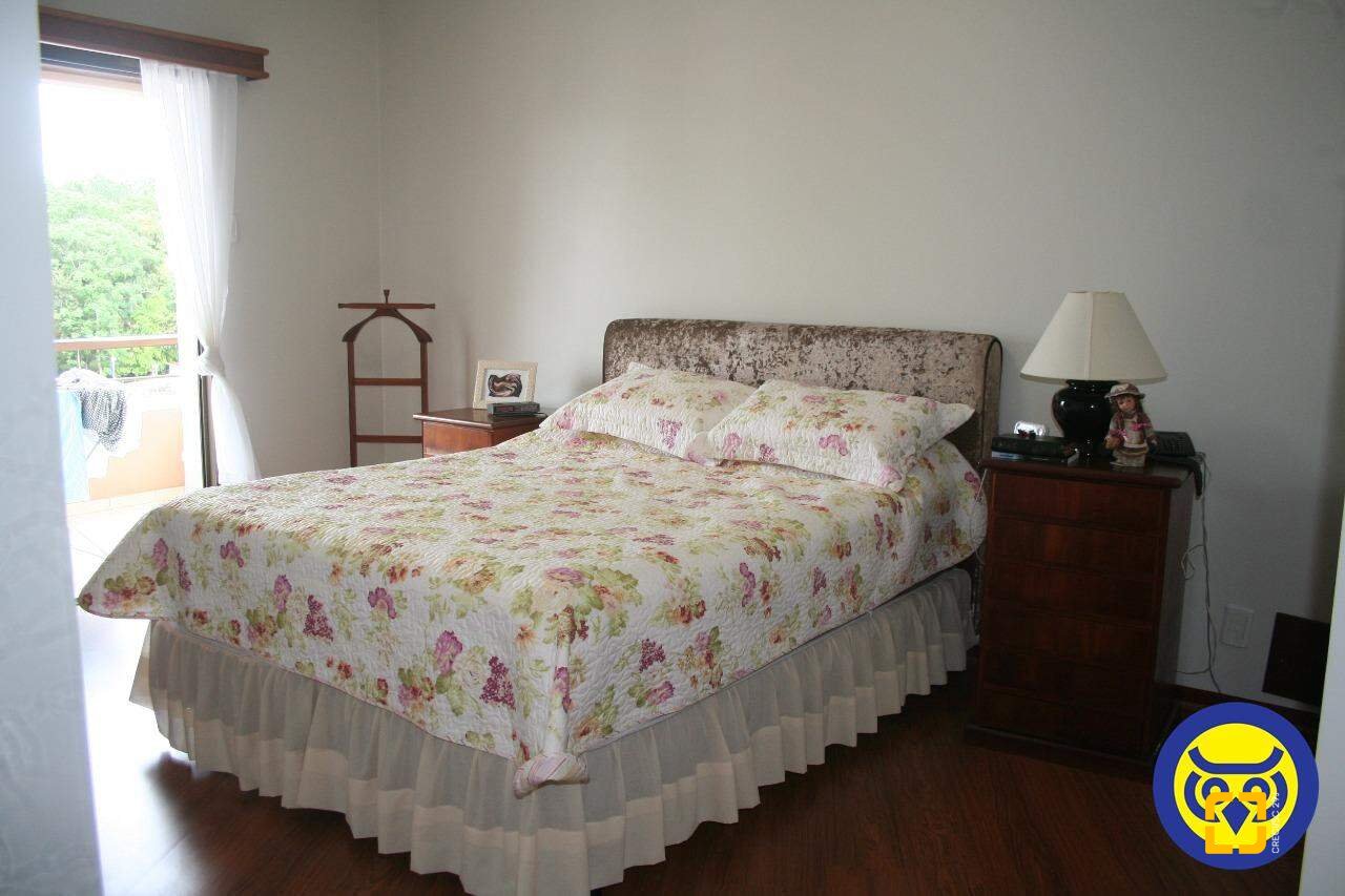 Apartamento com 264m², 6 quartos (sendo 2 suítes), 2 garagens, no bairro Agronômica em Florianópolis