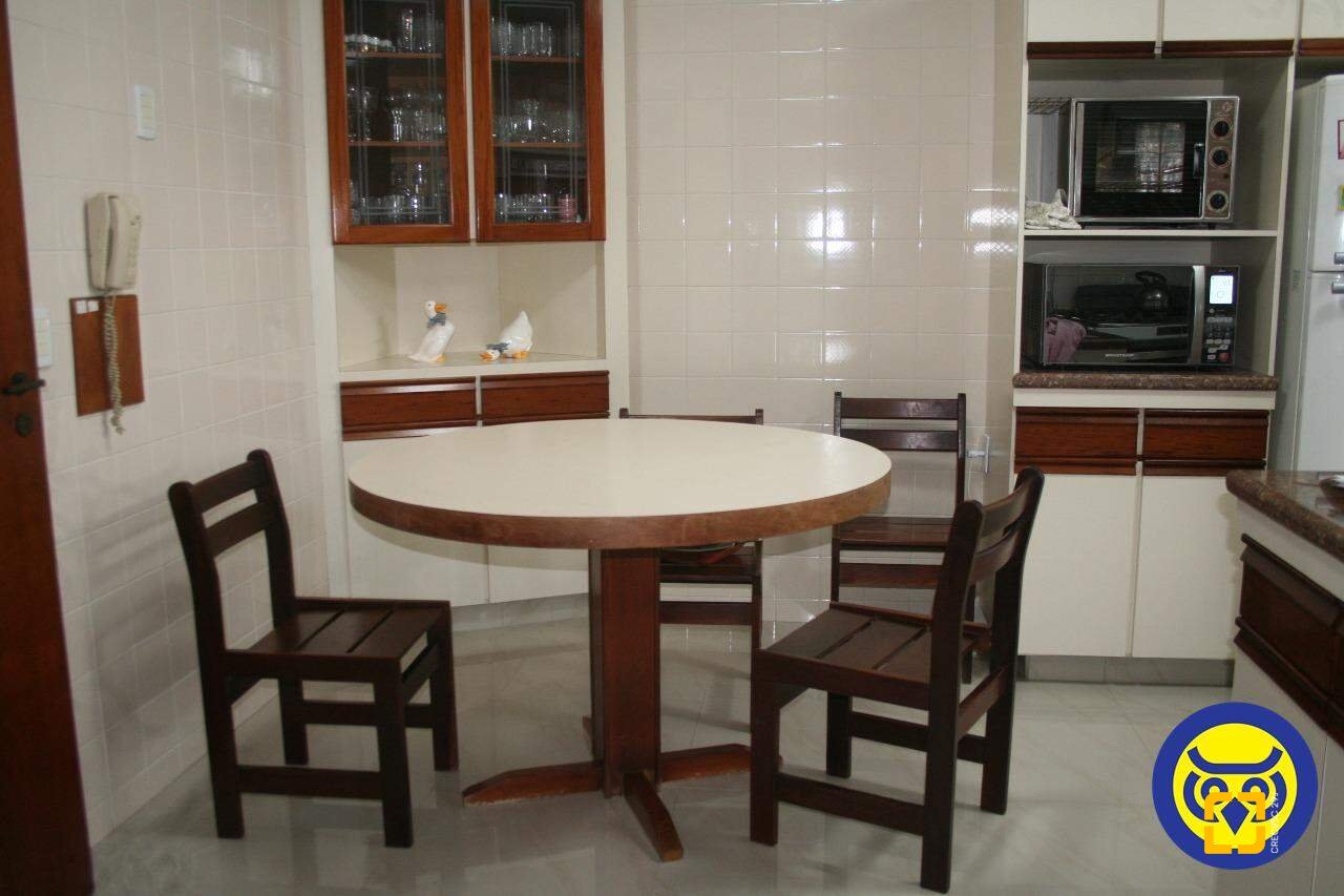 Apartamento com 264m², 6 quartos (sendo 2 suítes), 2 garagens, no bairro Agronômica em Florianópolis