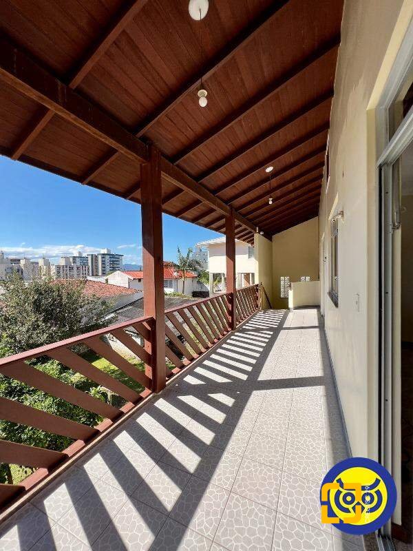 Casa com 239m², 6 quartos (sendo 2 suítes), 2 garagens, no bairro Jardim Atlântico em Florianópolis