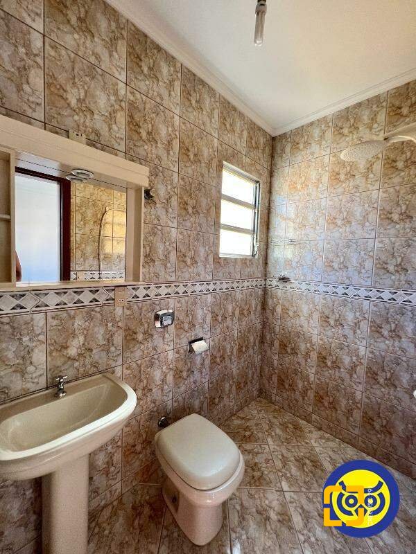 Casa com 239m², 6 quartos (sendo 2 suítes), 2 garagens, no bairro Jardim Atlântico em Florianópolis