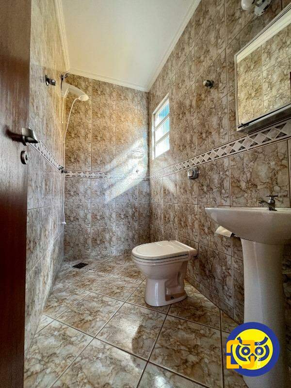 Casa com 239m², 6 quartos (sendo 2 suítes), 2 garagens, no bairro Jardim Atlântico em Florianópolis