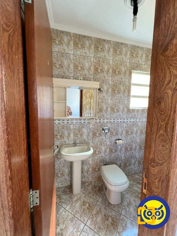 Casa com 239m², 6 quartos (sendo 2 suítes), 2 garagens, no bairro Jardim Atlântico em Florianópolis