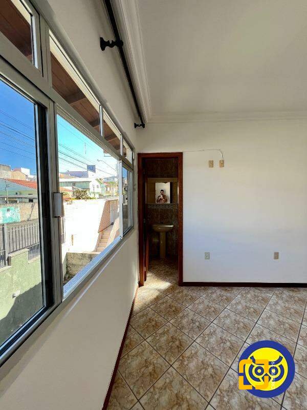 Casa com 239m², 6 quartos (sendo 2 suítes), 2 garagens, no bairro Jardim Atlântico em Florianópolis