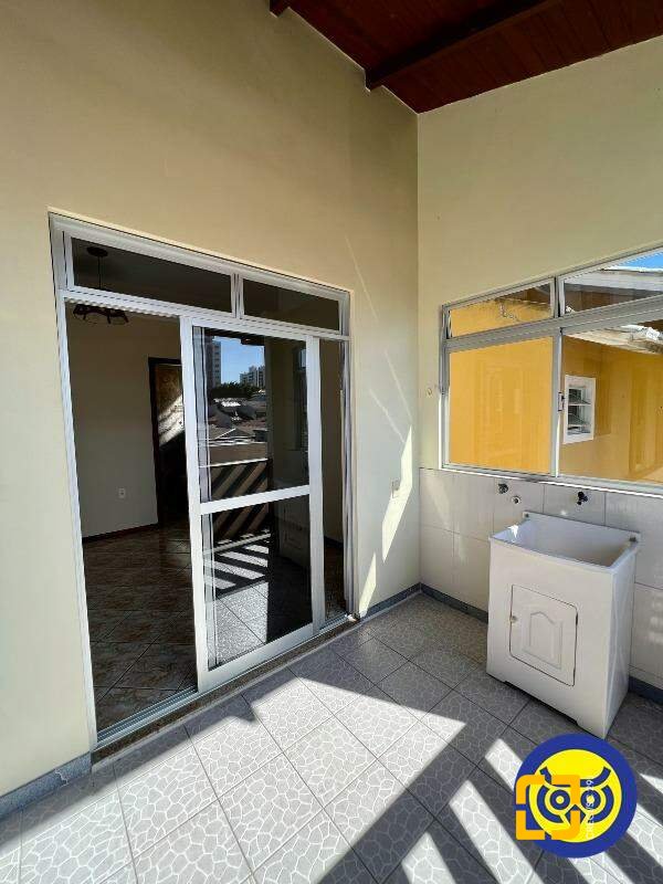 Casa com 239m², 6 quartos (sendo 2 suítes), 2 garagens, no bairro Jardim Atlântico em Florianópolis