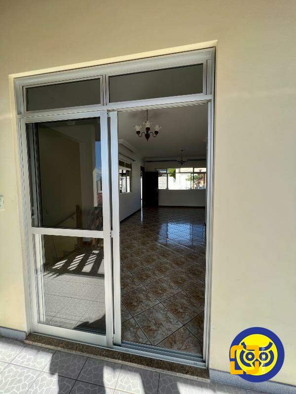 Casa com 239m², 6 quartos (sendo 2 suítes), 2 garagens, no bairro Jardim Atlântico em Florianópolis
