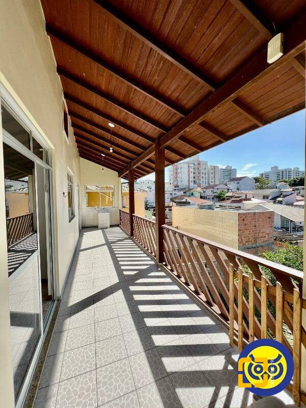 Casa com 239m², 6 quartos (sendo 2 suítes), 2 garagens, no bairro Jardim Atlântico em Florianópolis