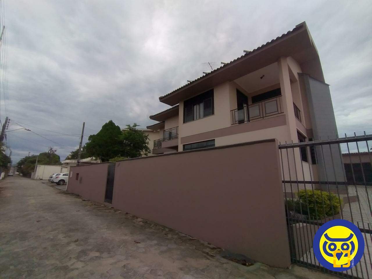 Casa com 332m², 5 quartos (sendo 1 suíte), 2 garagens, no bairro Jardim Atlântico em Florianópolis