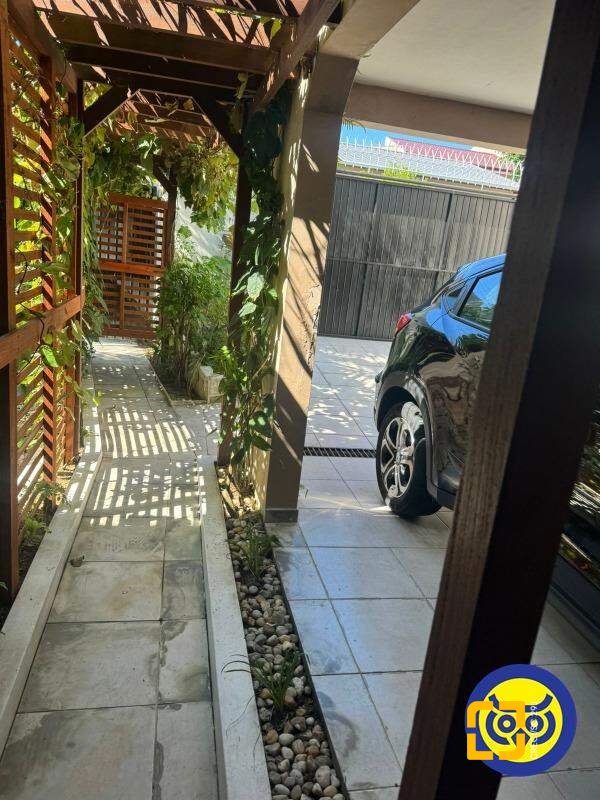 Casa com 289m², 7 quartos (sendo 3 suítes), 2 garagens, no bairro Jardim Atlântico em Florianópolis