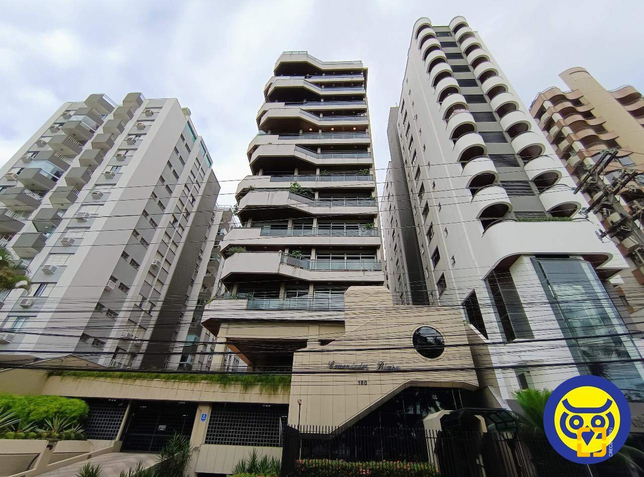 Apartamento com 250m², 5 quartos (sendo 2 suítes), 2 garagens, no bairro Centro em Florianópolis