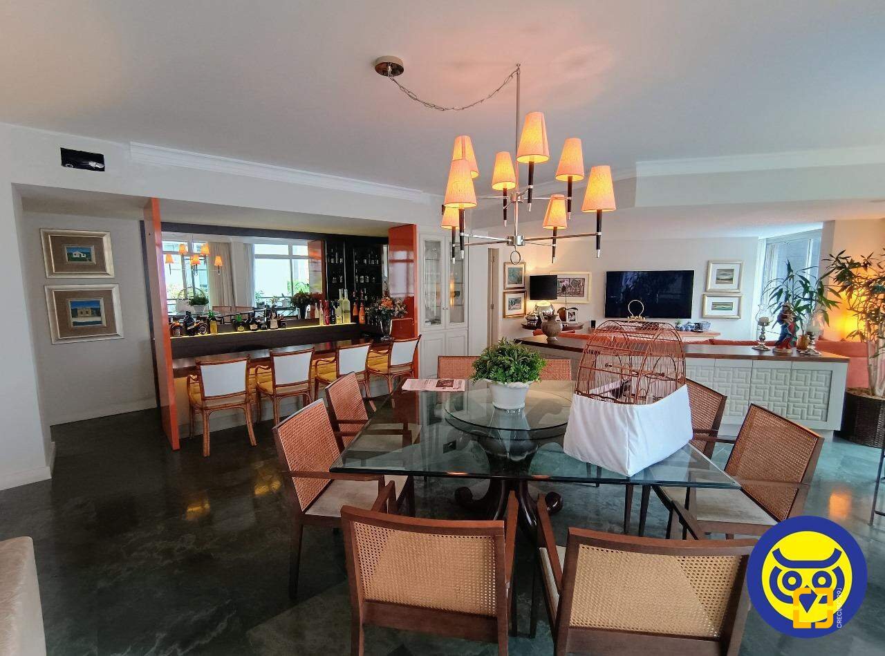 Apartamento com 250m², 5 quartos (sendo 2 suítes), 2 garagens, no bairro Centro em Florianópolis