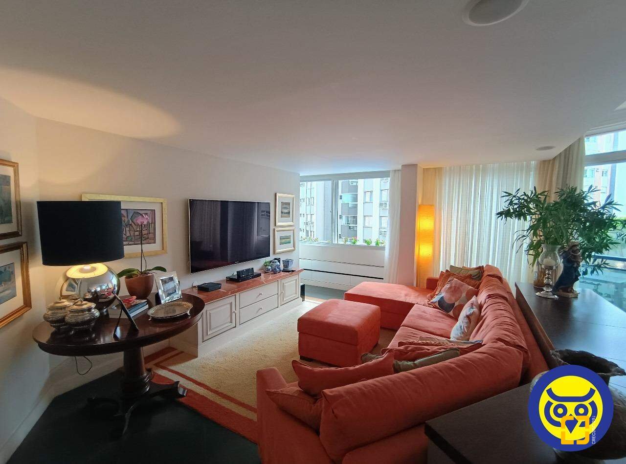Apartamento com 250m², 5 quartos (sendo 2 suítes), 2 garagens, no bairro Centro em Florianópolis