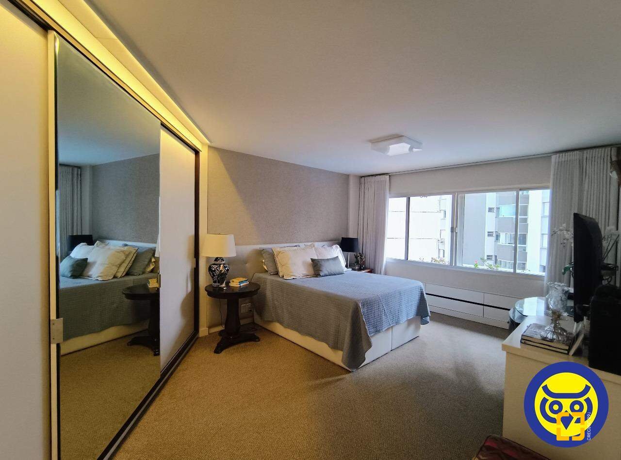 Apartamento com 250m², 5 quartos (sendo 2 suítes), 2 garagens, no bairro Centro em Florianópolis