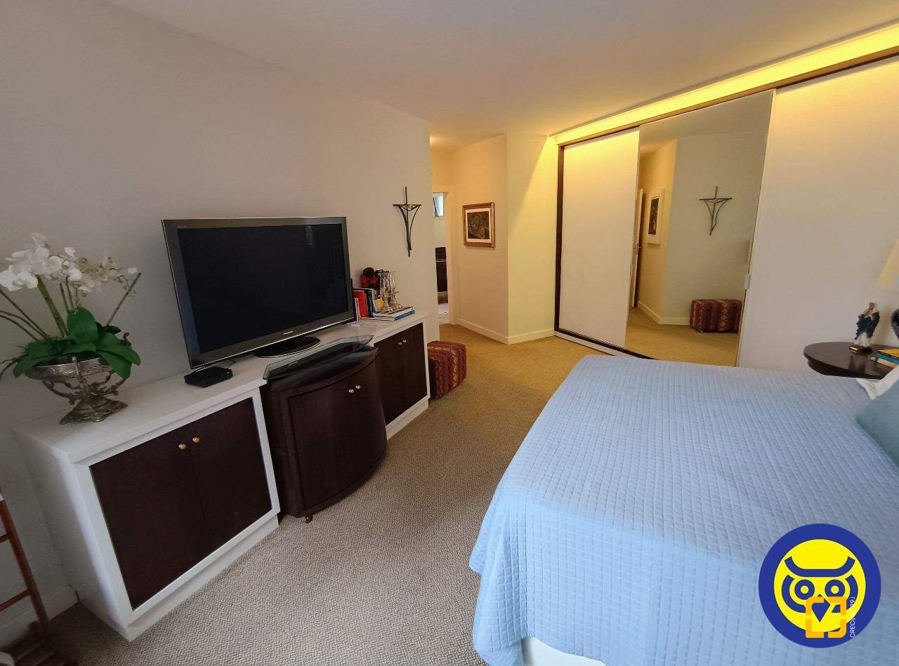 Apartamento com 250m², 5 quartos (sendo 2 suítes), 2 garagens, no bairro Centro em Florianópolis