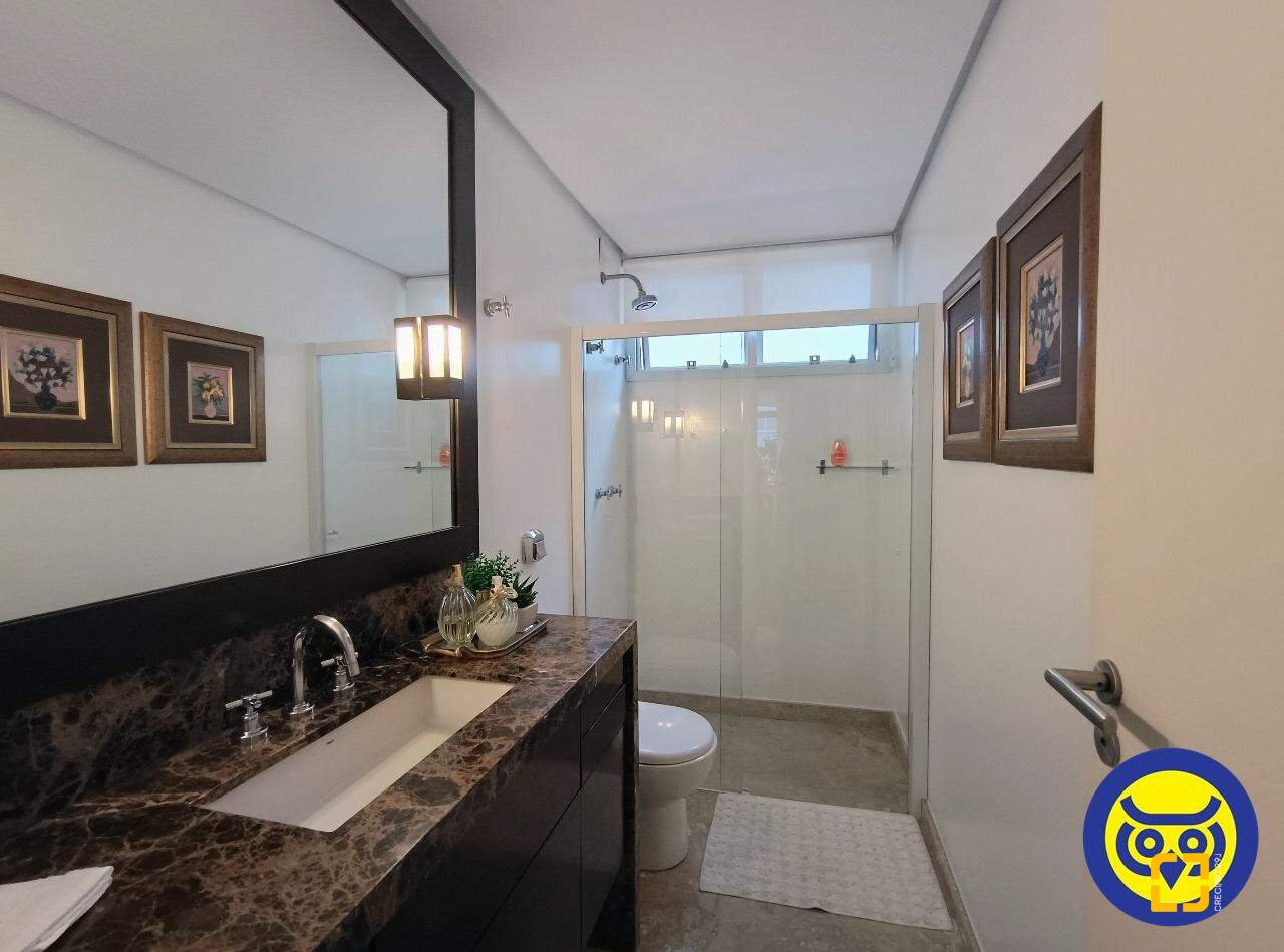 Apartamento com 250m², 5 quartos (sendo 2 suítes), 2 garagens, no bairro Centro em Florianópolis