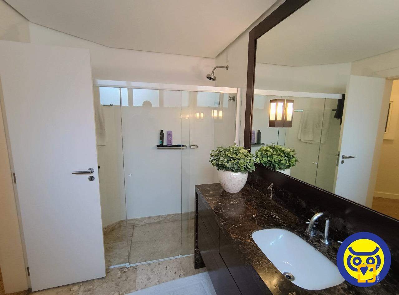 Apartamento com 250m², 5 quartos (sendo 2 suítes), 2 garagens, no bairro Centro em Florianópolis