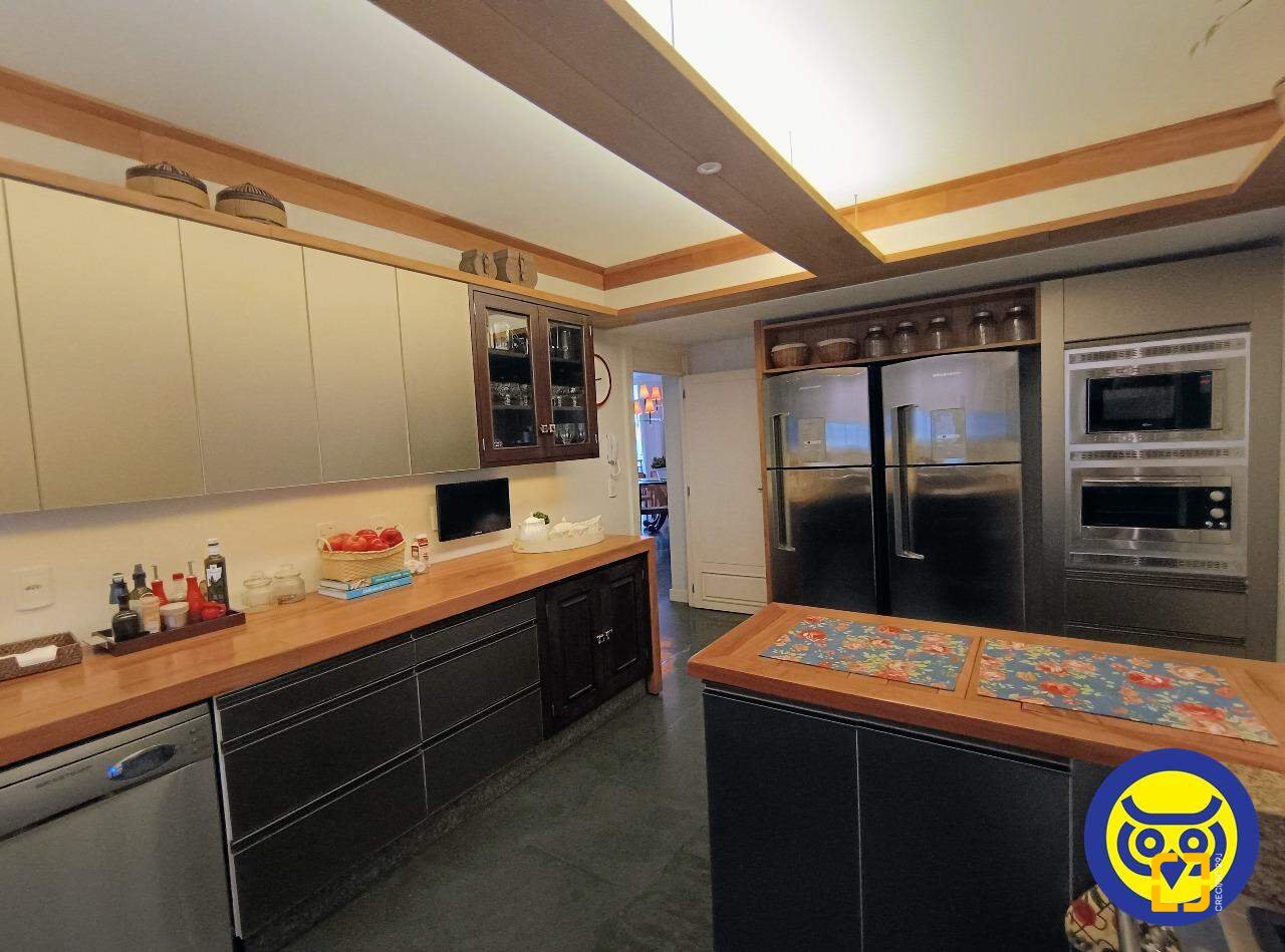 Apartamento com 250m², 5 quartos (sendo 2 suítes), 2 garagens, no bairro Centro em Florianópolis