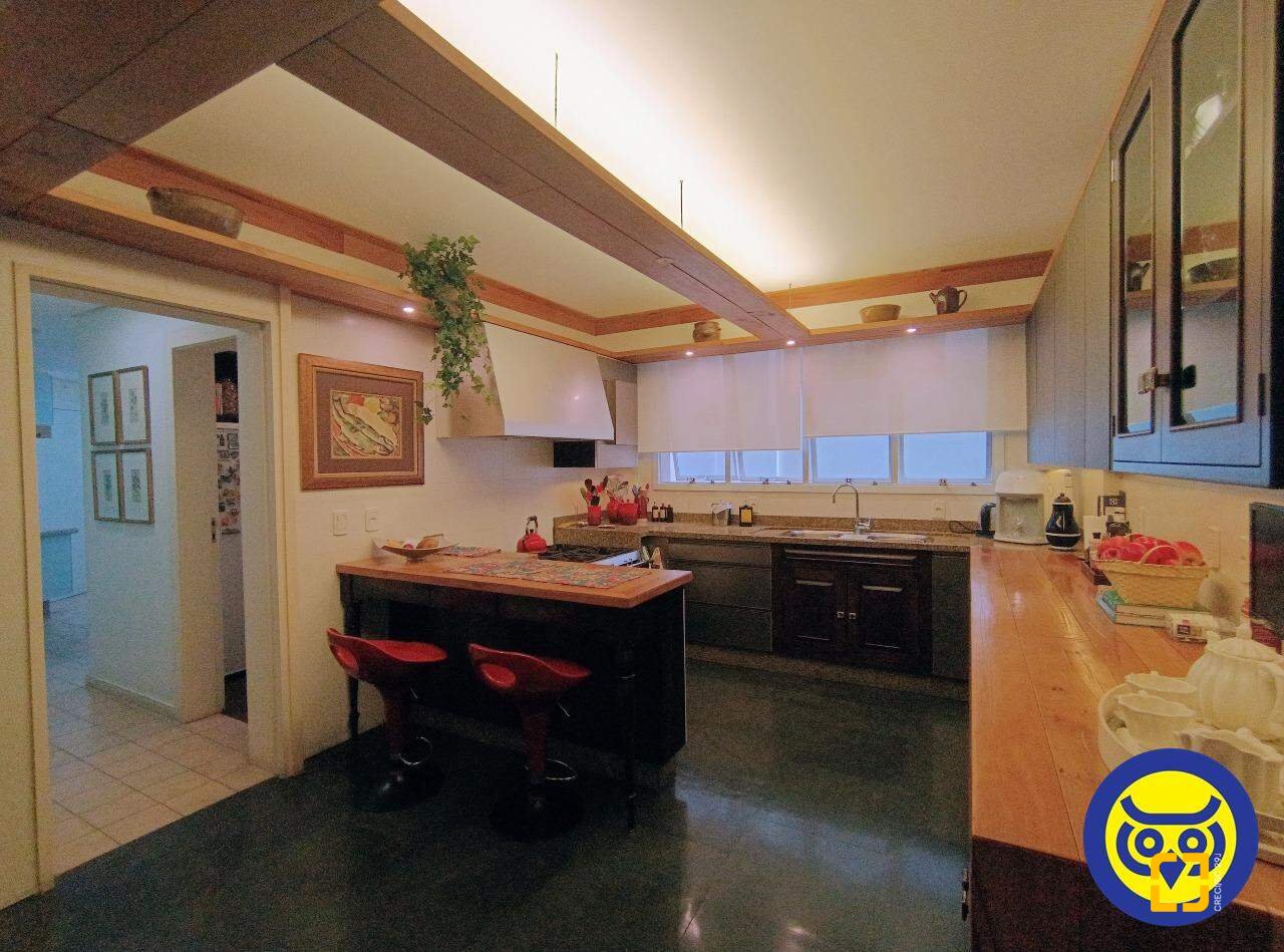 Apartamento com 250m², 5 quartos (sendo 2 suítes), 2 garagens, no bairro Centro em Florianópolis