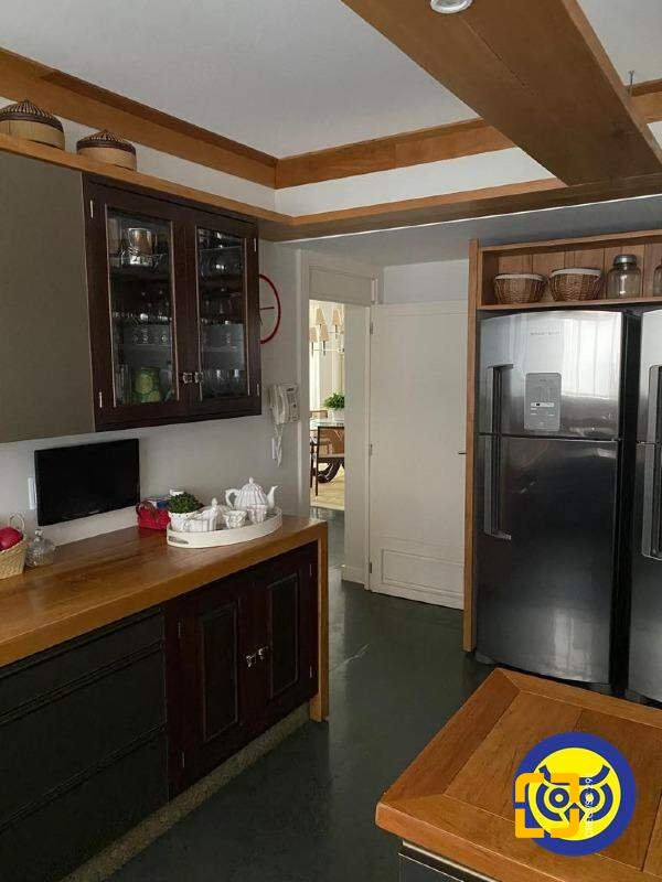 Apartamento com 250m², 5 quartos (sendo 2 suítes), 2 garagens, no bairro Centro em Florianópolis