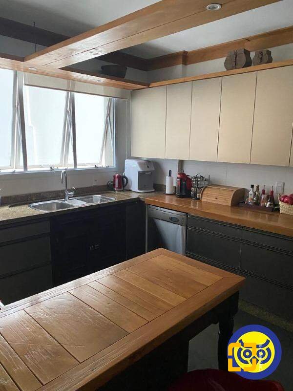 Apartamento com 250m², 5 quartos (sendo 2 suítes), 2 garagens, no bairro Centro em Florianópolis