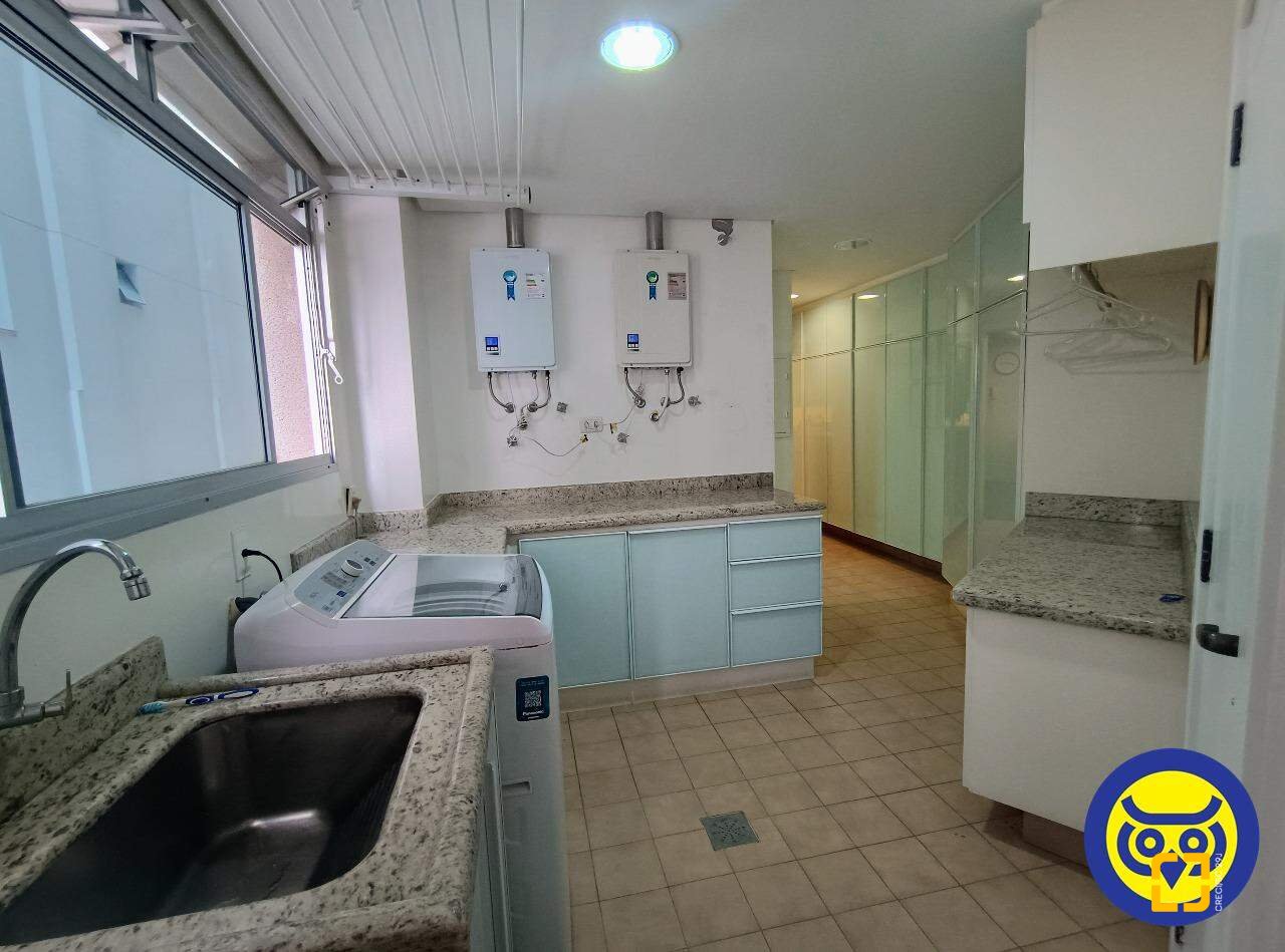 Apartamento com 250m², 5 quartos (sendo 2 suítes), 2 garagens, no bairro Centro em Florianópolis
