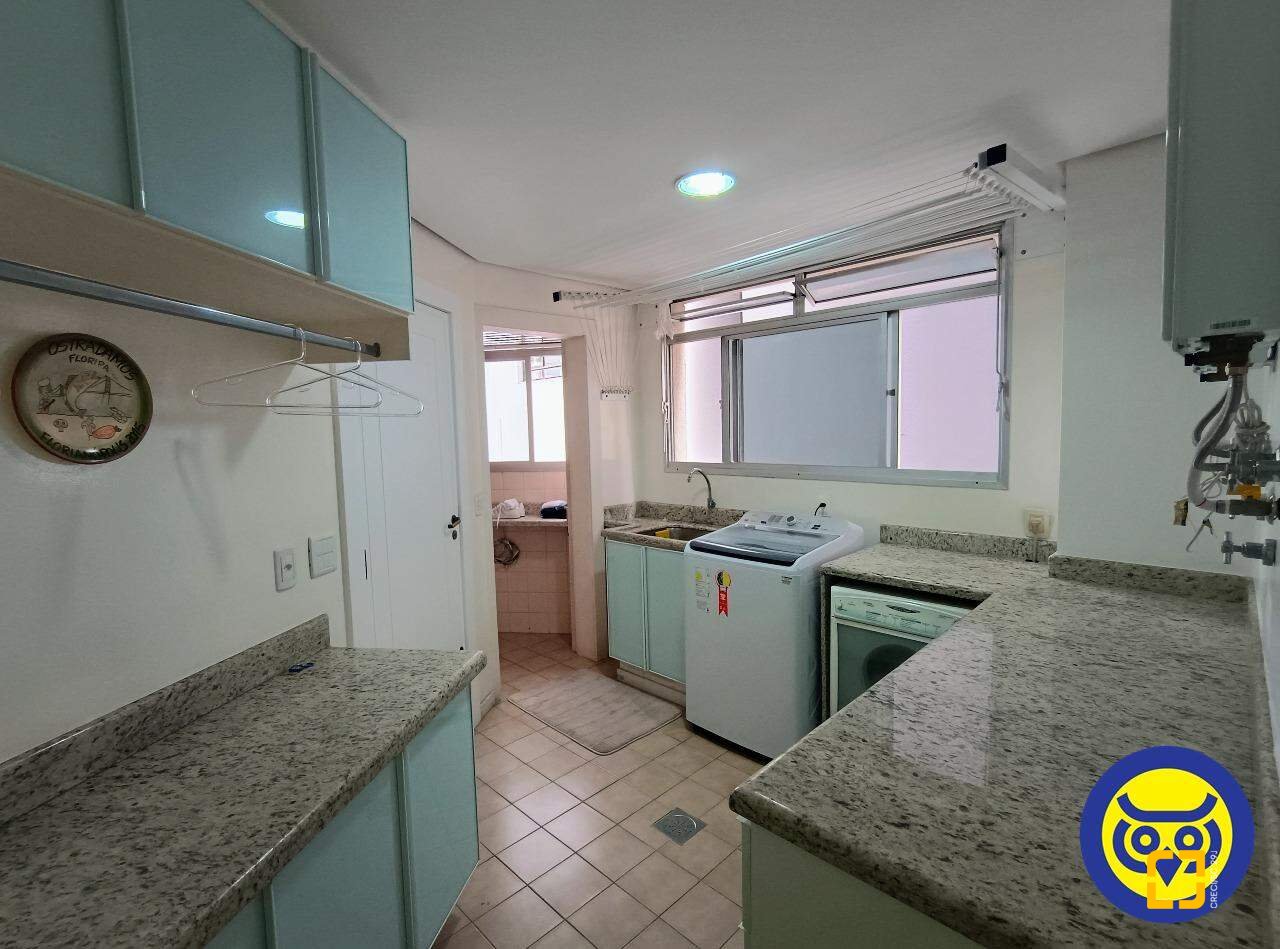 Apartamento com 250m², 5 quartos (sendo 2 suítes), 2 garagens, no bairro Centro em Florianópolis