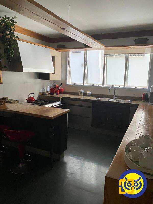 Apartamento com 250m², 5 quartos (sendo 2 suítes), 2 garagens, no bairro Centro em Florianópolis