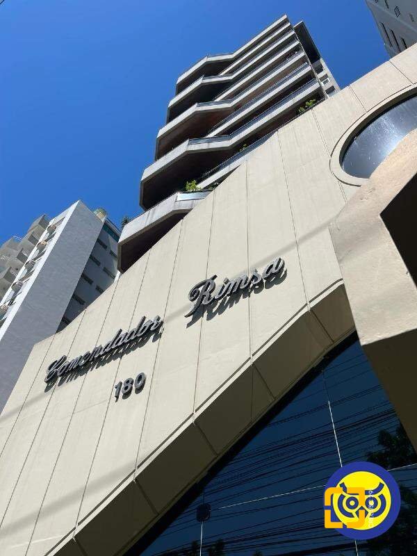 Apartamento com 250m², 5 quartos (sendo 2 suítes), 2 garagens, no bairro Centro em Florianópolis