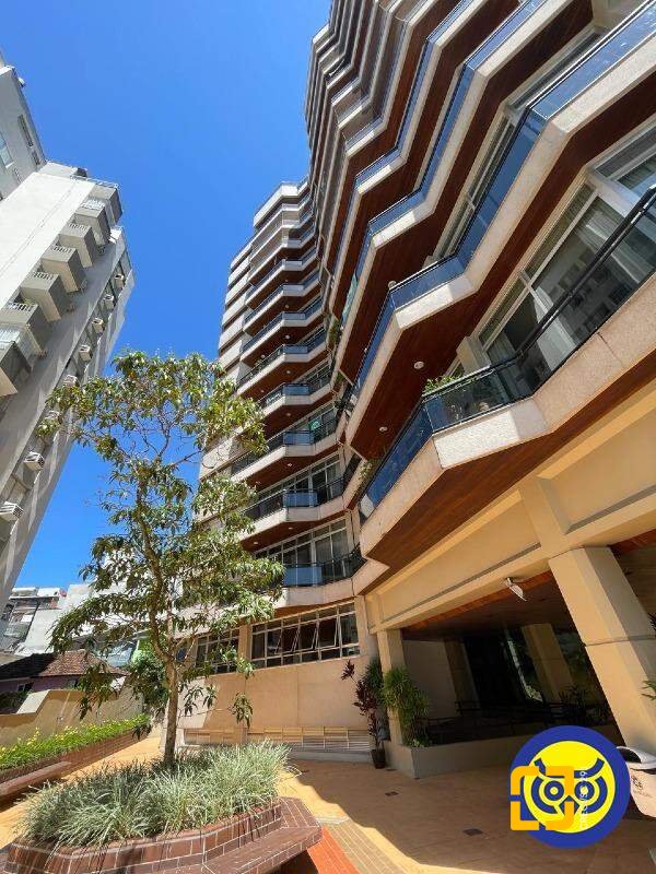 Apartamento com 250m², 5 quartos (sendo 2 suítes), 2 garagens, no bairro Centro em Florianópolis