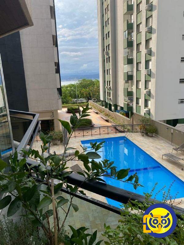 Apartamento com 250m², 5 quartos (sendo 2 suítes), 2 garagens, no bairro Centro em Florianópolis
