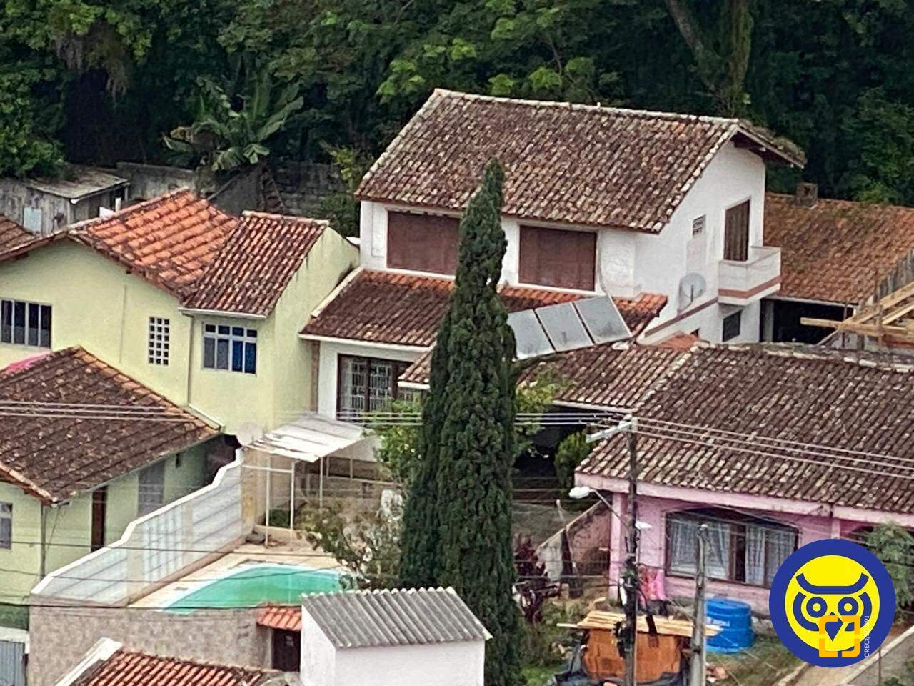 Casa com 178m², 4 quartos (sendo 1 suíte), 2 garagens, no bairro Agronômica em Florianópolis