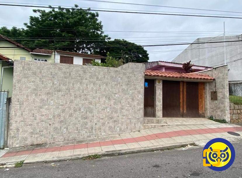 Casa com 178m², 3 quartos (sendo 1 suíte), 2 garagens, no bairro Agronômica em Florianópolis