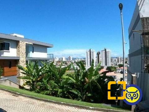 Terreno com 355m², no bairro Estreito em Florianópolis