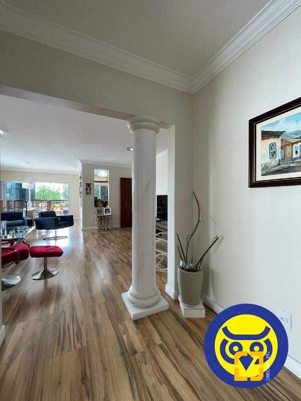 Apartamento com 209m², 4 quartos (sendo 1 suíte), 2 garagens, no bairro Itacorubi em Florianópolis