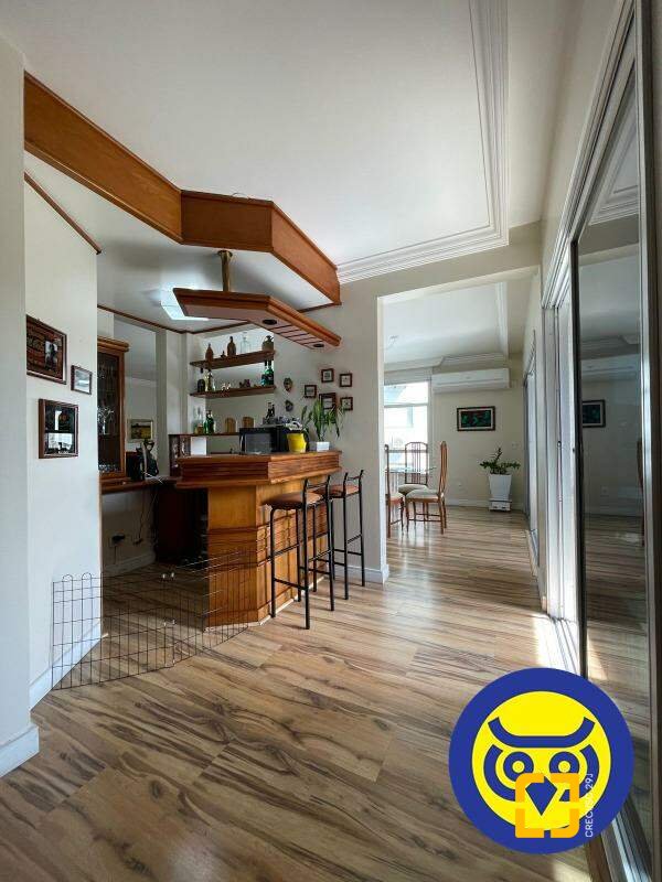 Apartamento com 209m², 4 quartos (sendo 1 suíte), 2 garagens, no bairro Itacorubi em Florianópolis
