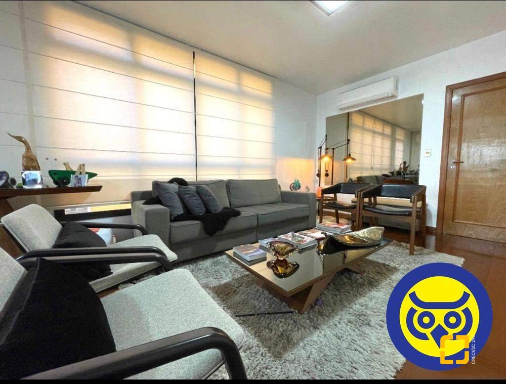 Apartamento com 237m², 8 quartos (sendo 4 suítes), 2 garagens, no bairro Centro em Florianópolis
