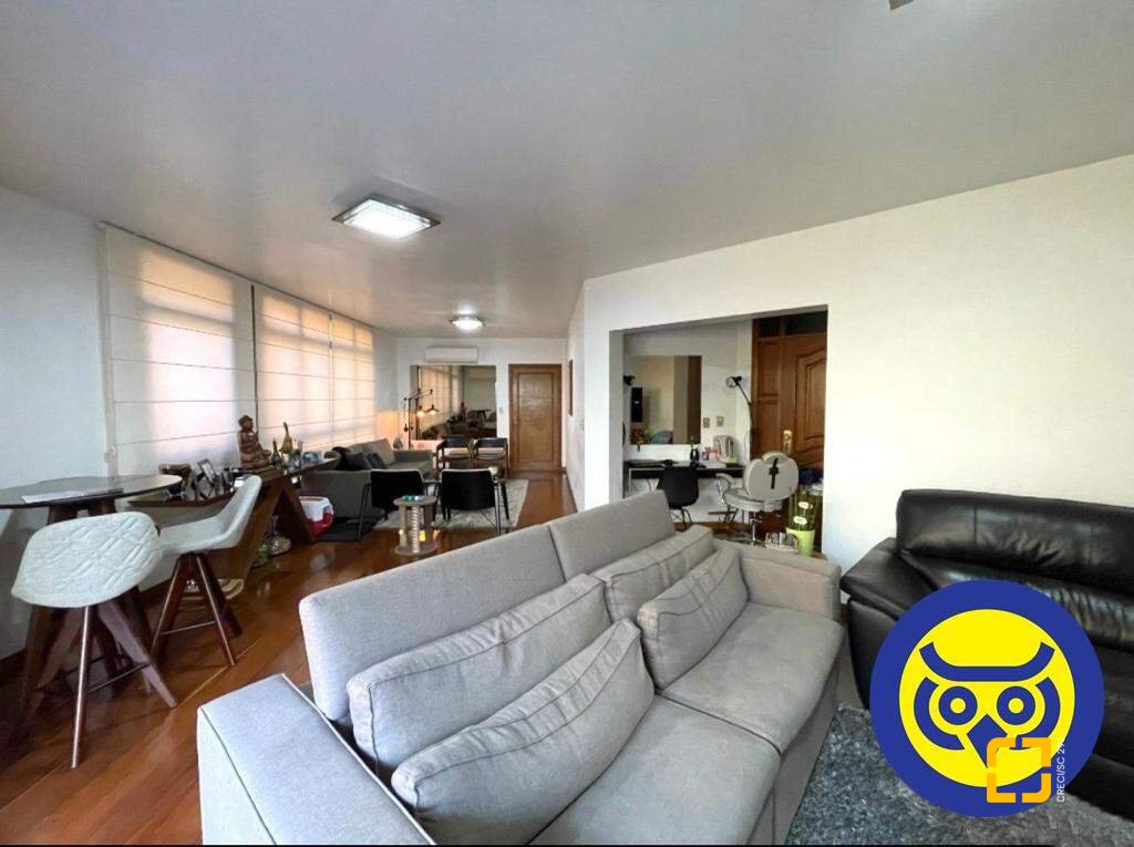 Apartamento com 237m², 8 quartos (sendo 4 suítes), 2 garagens, no bairro Centro em Florianópolis