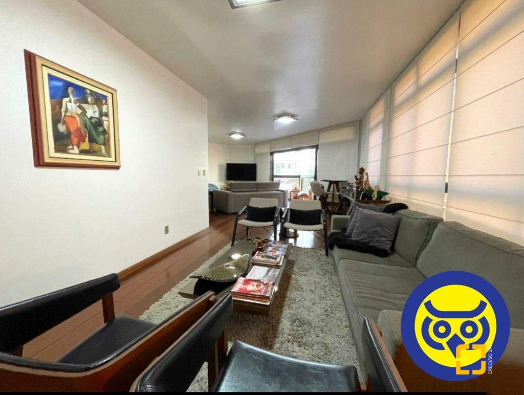 Apartamento com 237m², 8 quartos (sendo 4 suítes), 2 garagens, no bairro Centro em Florianópolis