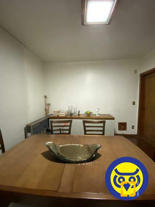 Apartamento com 237m², 8 quartos (sendo 4 suítes), 2 garagens, no bairro Centro em Florianópolis