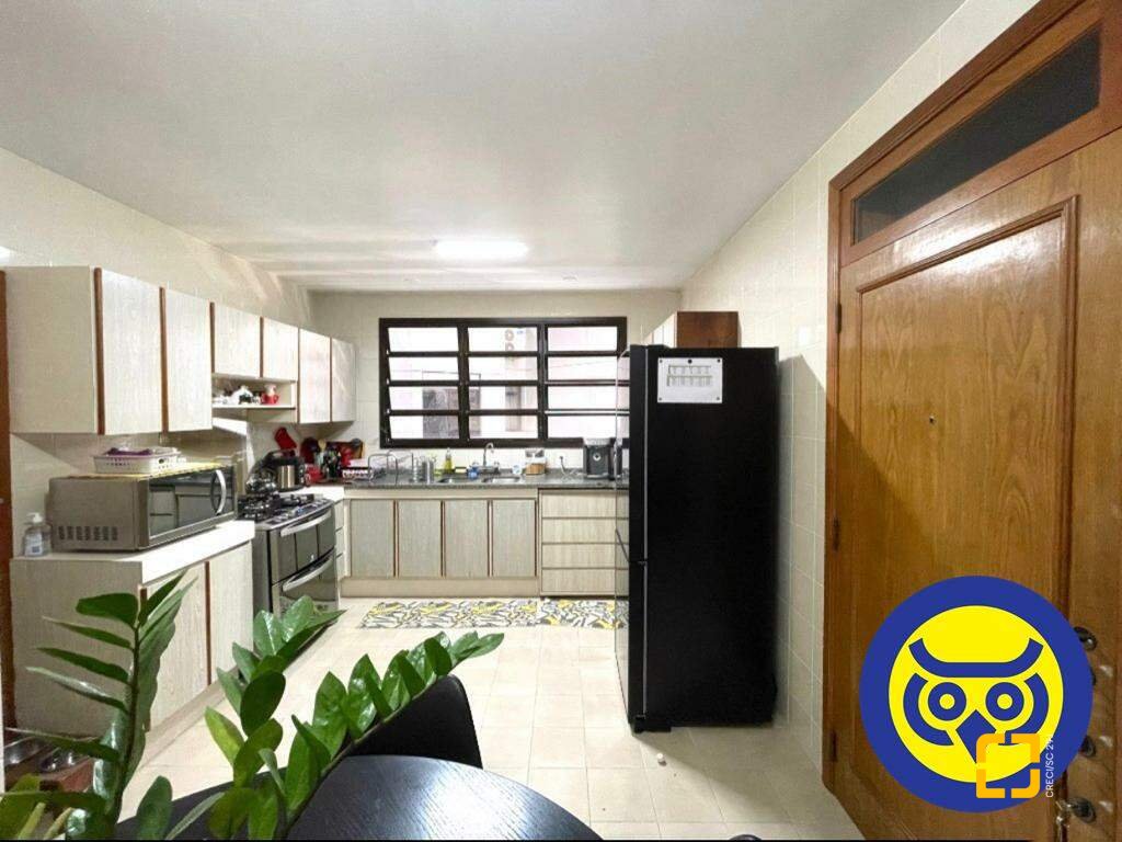Apartamento com 237m², 8 quartos (sendo 4 suítes), 2 garagens, no bairro Centro em Florianópolis