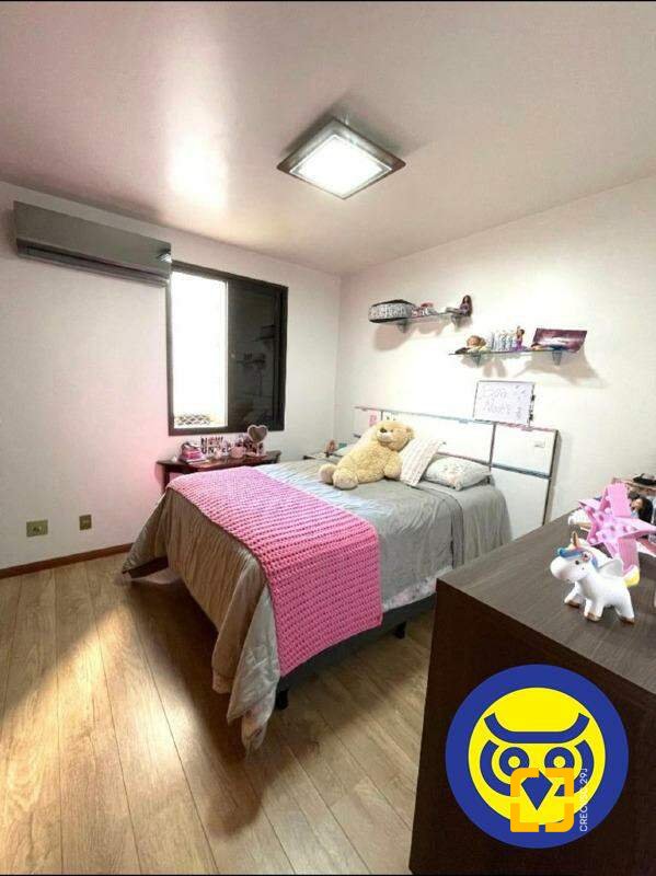 Apartamento com 237m², 8 quartos (sendo 4 suítes), 2 garagens, no bairro Centro em Florianópolis