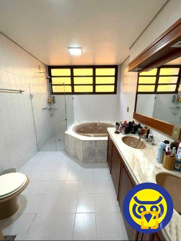 Apartamento com 237m², 8 quartos (sendo 4 suítes), 2 garagens, no bairro Centro em Florianópolis