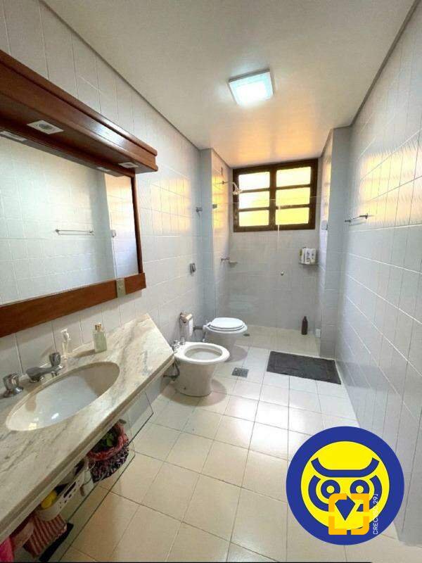 Apartamento com 237m², 8 quartos (sendo 4 suítes), 2 garagens, no bairro Centro em Florianópolis