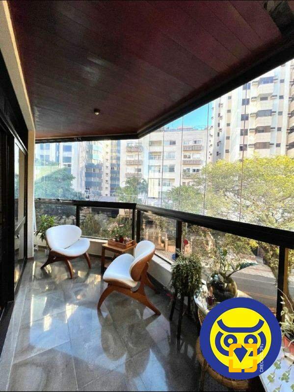 Apartamento com 237m², 8 quartos (sendo 4 suítes), 2 garagens, no bairro Centro em Florianópolis