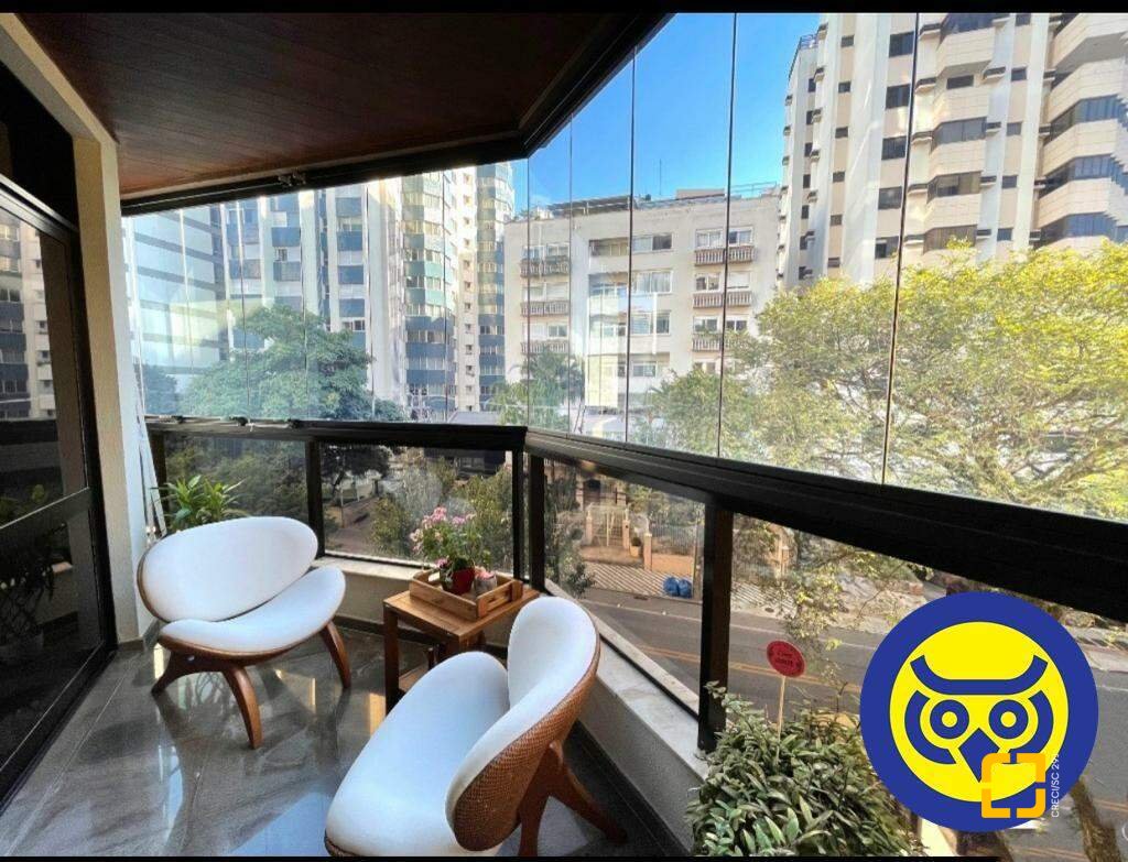 Apartamento com 237m², 8 quartos (sendo 4 suítes), 2 garagens, no bairro Centro em Florianópolis