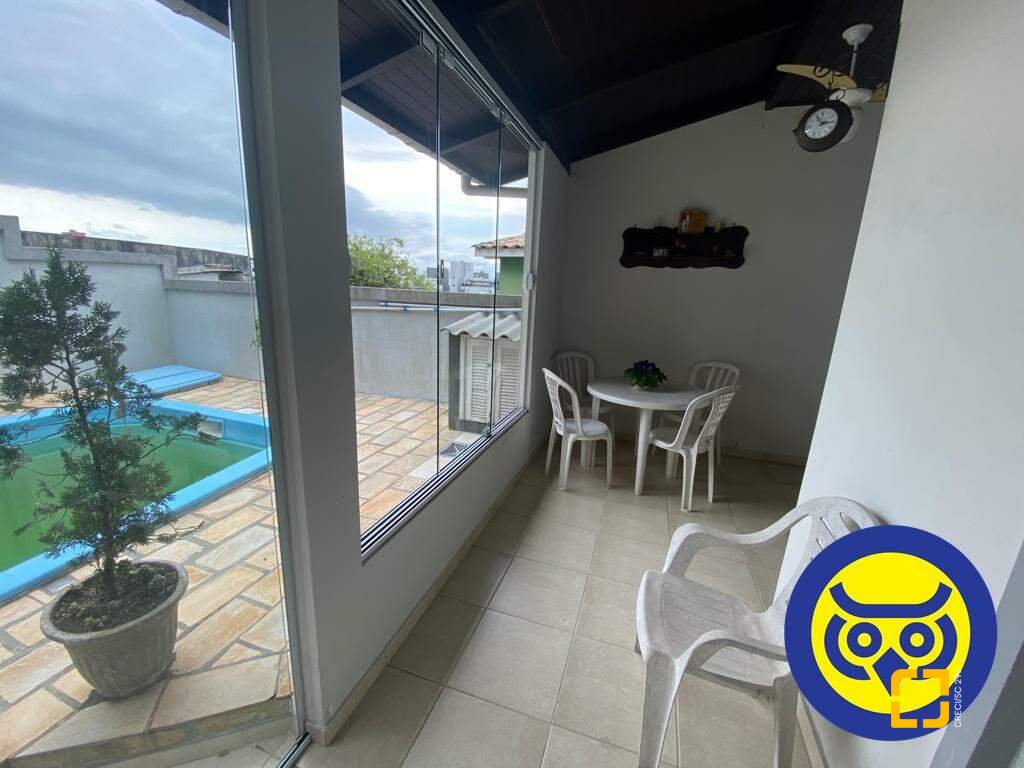 Casa com 254m², 5 quartos (sendo 1 suíte), 2 garagens, no bairro Agronômica em Florianópolis