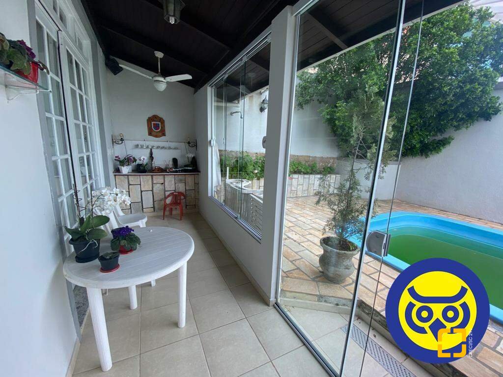 Casa com 254m², 5 quartos (sendo 1 suíte), 2 garagens, no bairro Agronômica em Florianópolis
