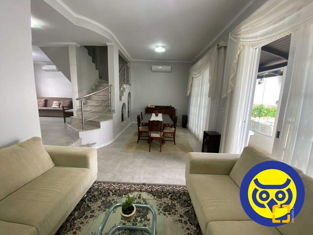 Casa com 254m², 5 quartos (sendo 1 suíte), 2 garagens, no bairro Agronômica em Florianópolis